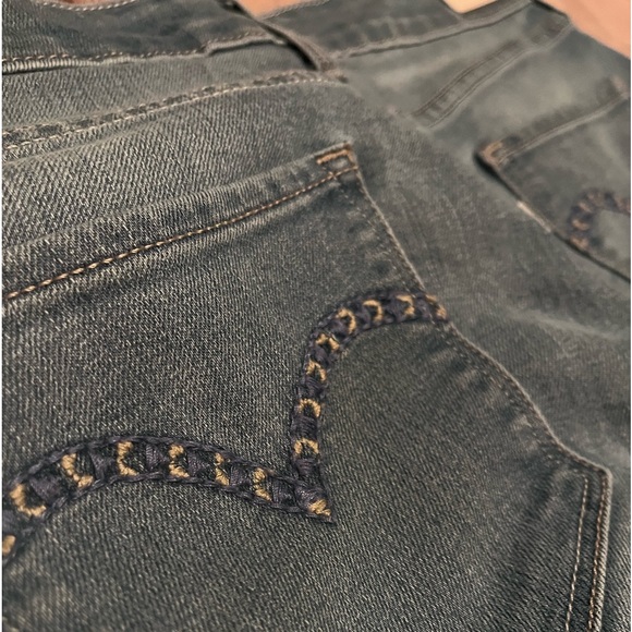 Levi’s embroidered jeans 👖 - Picture 2 of 8